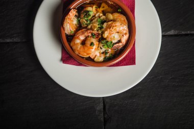 Izgara karides. Çanak. Deniz ürünleri   