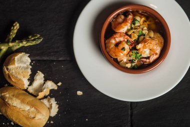 Izgara karides. Çanak. Deniz ürünleri   