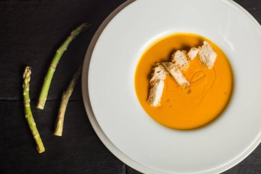 Ekmek ile kabak çorbası Krem. Vejetaryen yiyecekler. Restoran