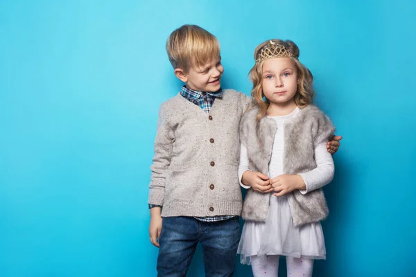 Vacker liten prinsessa och stilig pojke. Kamratskapet. Kärlek. Valentine. Studio porträtt över Blå bakgrund — Stockfoto