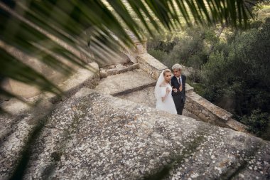 Katolik Kilisesi yakınındaki şık Düğün çifti. Gelin ve damat. Açık portre