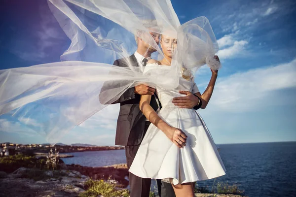 Divatos esküvői pár közelében-óceánon. Menyasszony és a vőlegény. Kültéri álló — Stock Fotó
