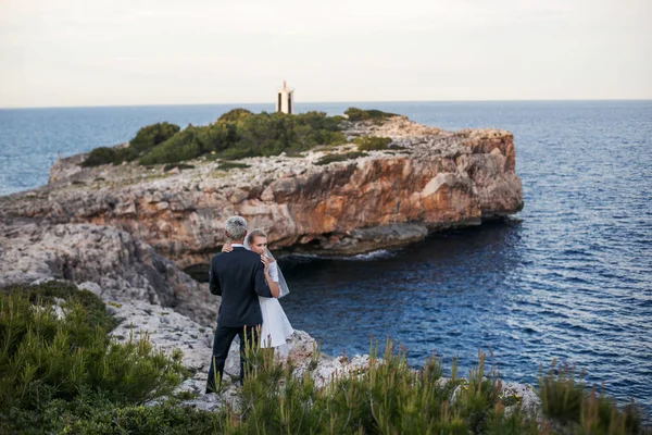 Μοντέρνες γαμήλιες ζευγάρι κοντά στον ωκεανό. Νύφη και γαμπρός. Πορτραίτου — Φωτογραφία Αρχείου