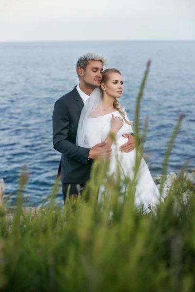 Модна весільна пара біля океану. Наречена і наречений. Зовнішній портрет — стокове фото