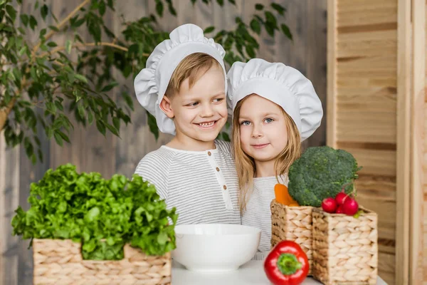 Niños en la cocina haciendo ensaladas de verduras. Comida saludable. Verduras. Familia — Foto de Stock