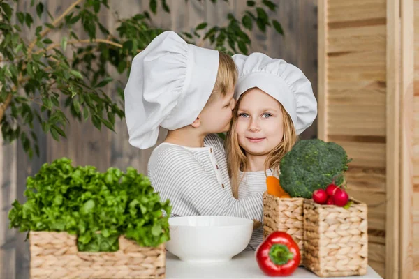 Niños en la cocina haciendo ensaladas de verduras. Comida saludable. Verduras. Familia — Foto de Stock