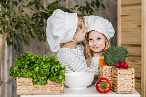 Niños en la cocina haciendo ensaladas de verduras. Comida saludable. Verduras. Familia — Foto de Stock