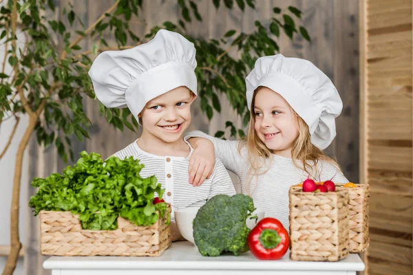 Crianças na cozinha a fazer saladas de legumes. Comida saudável. Legumes. Família — Fotografia de Stock