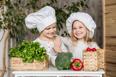 Çocuklar mutfakta sebze salata yapma. Sağlıklı gıda. Sebze. Aile