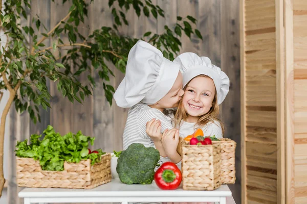 Crianças na cozinha a fazer saladas de legumes. Comida saudável. Legumes. Família — Fotografia de Stock