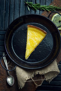 Lezzetli limon, kireç pasta. Tart. Restoran ya da kafe atmosfer. Vintage