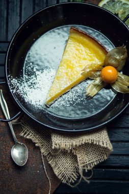 Lezzetli limon, kireç pasta. Tart. Restoran ya da kafe atmosfer. Vintage