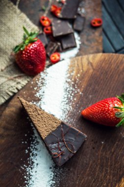 Çilek ile karanlık çikolatalı kek parçası. Restoran ya da kafe atmosfer. Retro. Vintage