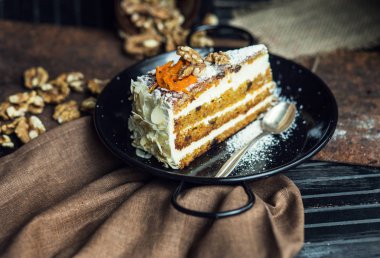 Havuçlu kek krem peynir ve ceviz ile dilim. Restoran ya da kafe atmosfer. Vintage