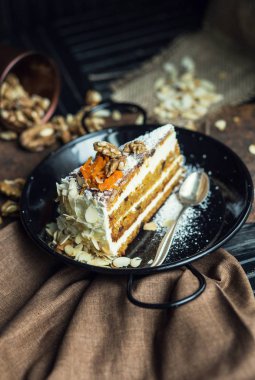 Havuçlu kek krem peynir ve ceviz ile dilim. Restoran ya da kafe atmosfer. Vintage