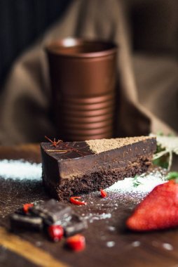 Çilek ile karanlık çikolatalı kek parçası. Restoran ya da kafe atmosfer. Retro. Vintage