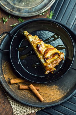 Tarçın ile elmalı turta. Tatlı. Restoran ya da kafe atmosfer. Vintage