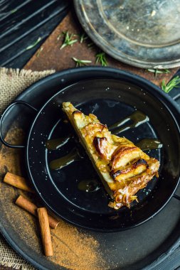 Tarçın ile elmalı turta. Tatlı. Restoran ya da kafe atmosfer. Vintage
