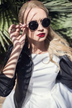 Deri ceket ve güneş gözlüğü ile moda gelin. Açık portre 