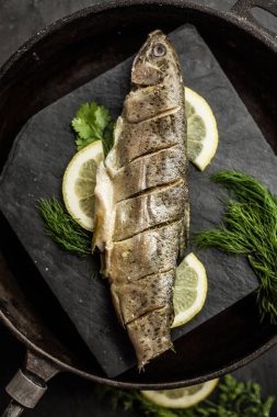 Gökkuşağı alabalık balık dereotu ve limon ile pişmiş. Restoran. Deniz ürünleri