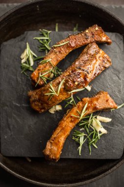 Dilimlenmiş Barbekü Domuz kaburga kavrulmuş. Dilimlenmiş et üzerinde odaklanın. Restoran