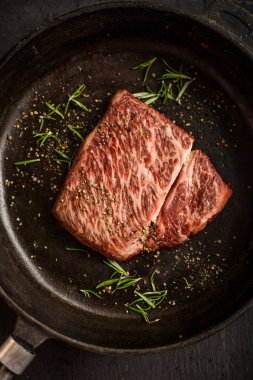 Ham wagyu beef striploin biftek biber karanlık Pan ile kapatın. Restoran