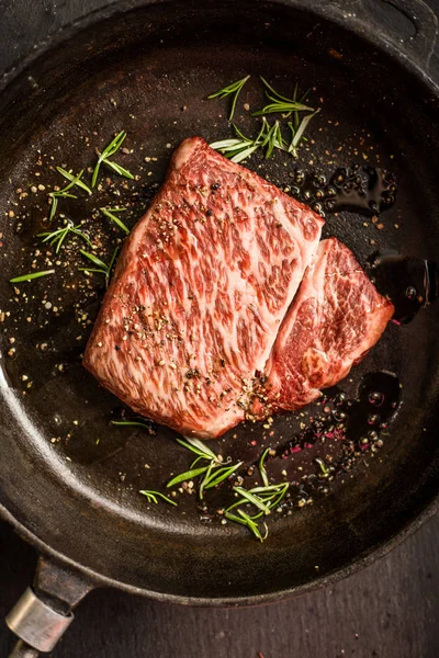 Ham wagyu beef striploin biftek biber karanlık Pan ile kapatın. Restoran — Stok fotoğraf