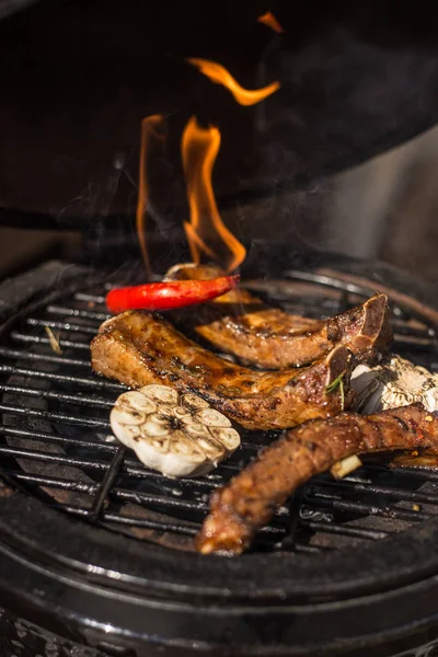 Lezzetli baharatlı sıcak alevli ızgara yedek kaburga Marine. Barbekü. Restoran — Stok fotoğraf