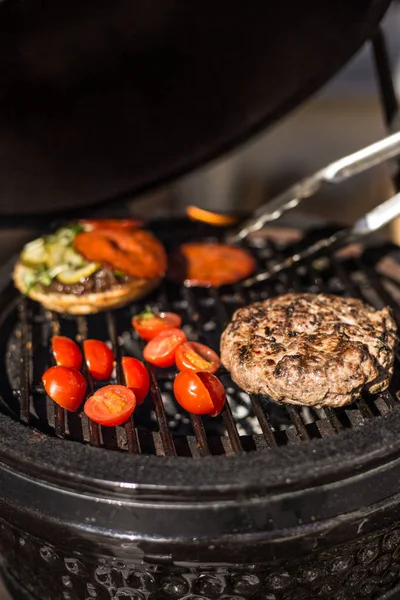 Smacznego cheeseburger z pomidorów gotowania na gorąco flaming grill. Sprzęt do grillowania. Restauracja — Zdjęcie stockowe