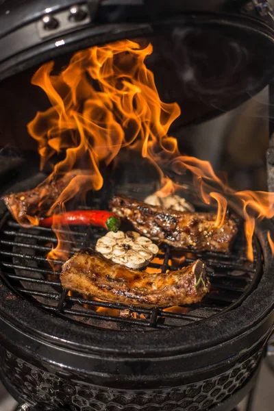 Lezzetli baharatlı sıcak alevli ızgara yedek kaburga Marine. Barbekü. Restoran — Stok fotoğraf