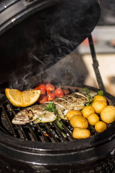 Domates, patates ve sıcak alev üzerinde yemek limon ile lezzetli alabalık balık ızgara. Barbekü. Restoran — Stok fotoğraf