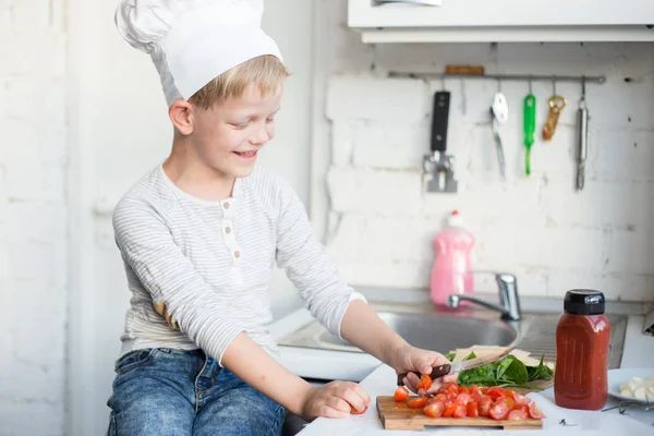 Le petit chef cuisine dans la cuisine à la maison. Aliments sains — Photo