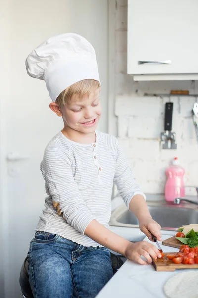 Chef niño está cocinando en la cocina en casa. Alimento saludable — Foto de Stock