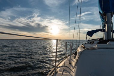 Long Island açıklarında yelkenlimle yelken açıyorum