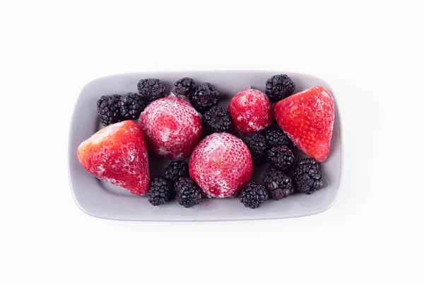 有新鲜水果 草莓和黑莓的美味菜肴 — 图库照片