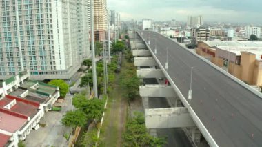 Manila 'da otoyol ve demiryolu kavşağı