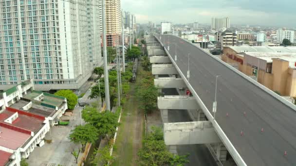 Kapcsolódás az autópályával és a vasúttal Manilában — Stock videók