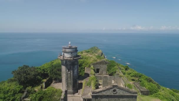 Cape Engano Filipinleri 'ndeki deniz feneri. — Stok video