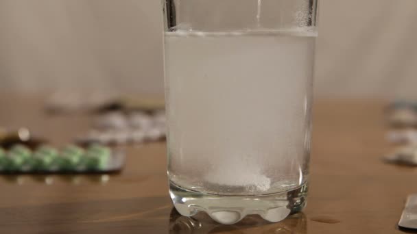 Comprimido efervescente a cair na água — Vídeo de Stock
