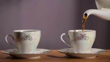 Bardağa dökülür varlık çay
