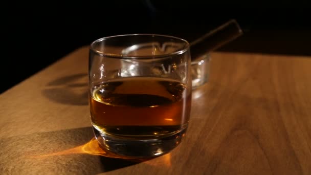 Bebidas de whisky con cigarros humeantes — Vídeos de Stock