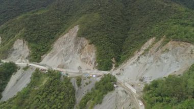 Filipinler 'de bir dağ yolunda inşaat