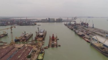 Surabaya Java 'daki kargo ve yolcu limanı