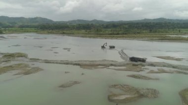 Nehirdeki bir tarla tarafından temizleniyor ve derinleşiyor.