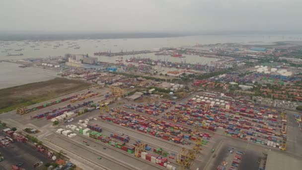 Puerto marítimo de carga y pasajeros en surabaya java — Vídeo de stock