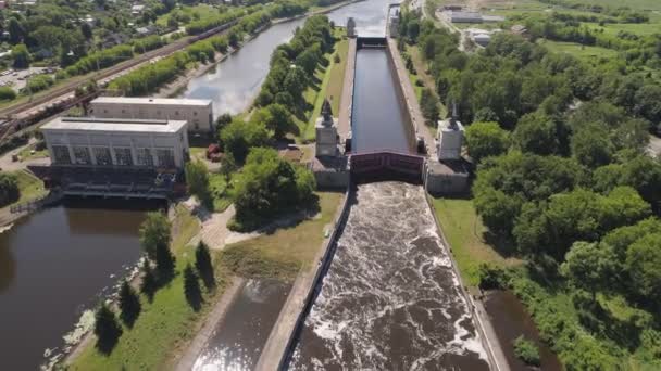 Gateway on the river sluice gates — Stock Video