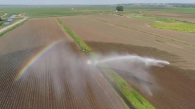 Tarım arazisindeki sulama sistemi