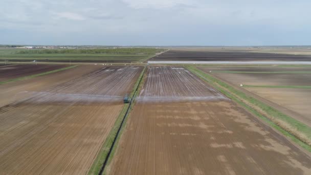 Sistema di irrigazione sui terreni agricoli — Video Stock