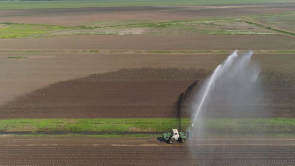 Zavlažovací systém na zemědělské půdě — Stock video