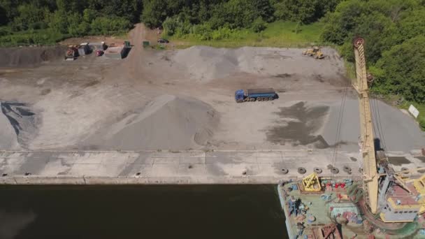 Excavadora de grúa de río en barcaza — Vídeo de stock